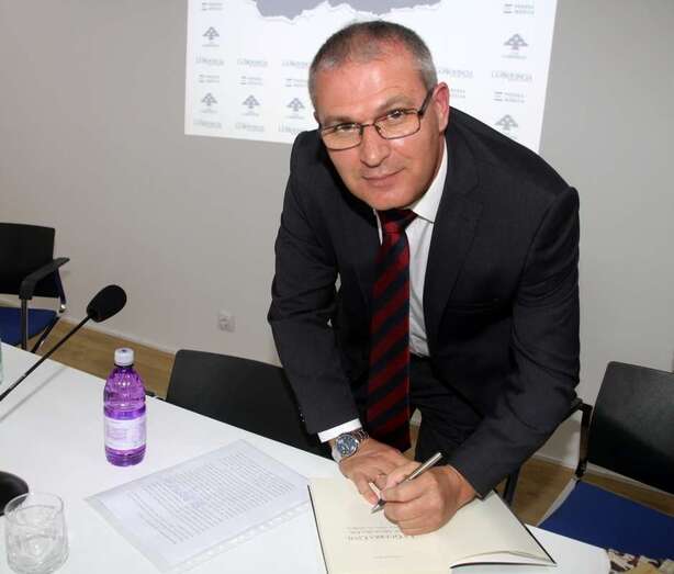 Germán Jiménez firma un ejemplar de su libro (Foto Jesús Ruiz Mesa)